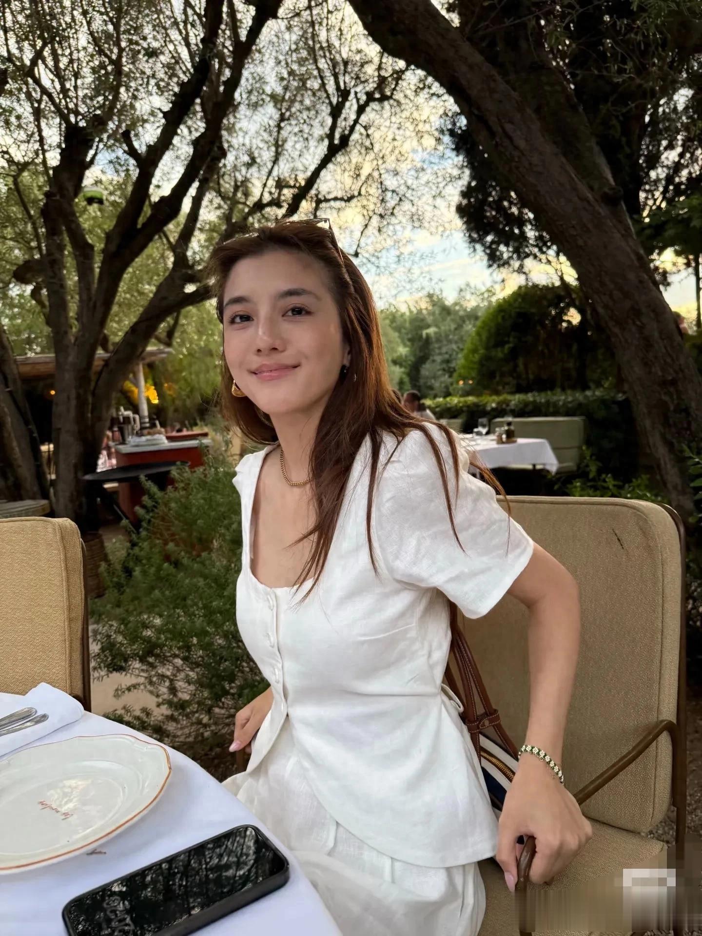 吴千语和老公施伯雄国外度假,小两口超级甜蜜像新婚夫妻!