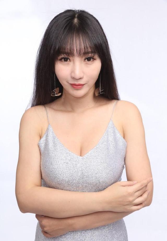 柳岩眼角岁月痕迹添成熟韵味，自信身材依旧魅力四射！