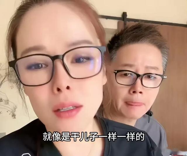 “嘴下留情”!杨伦反对父亲高温出门,夏丽专门开播为杨伦鸣不平