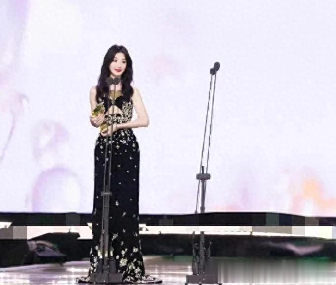 被毛晓彤3套黑色长裙美到!大秀肩颈线条,尤其新中式长裙绝美!