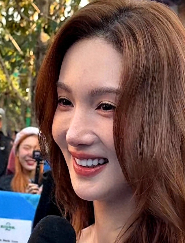 金晨怼脸拍鼻翼疤痕明显,妆浓到卡粉都遮不住,网友劝她收手