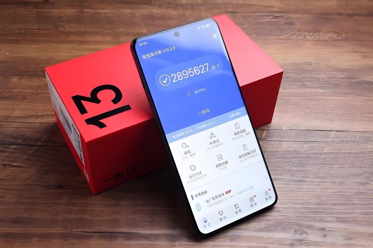 一加果断“发飙”,骁龙8至尊版+2K屏+潜望长焦,从4499跌至3199