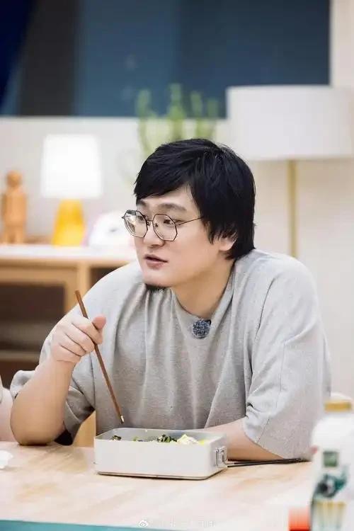 戴军没说谎，清空社媒，久居国外的杨笠，已走上另一条康庄大道