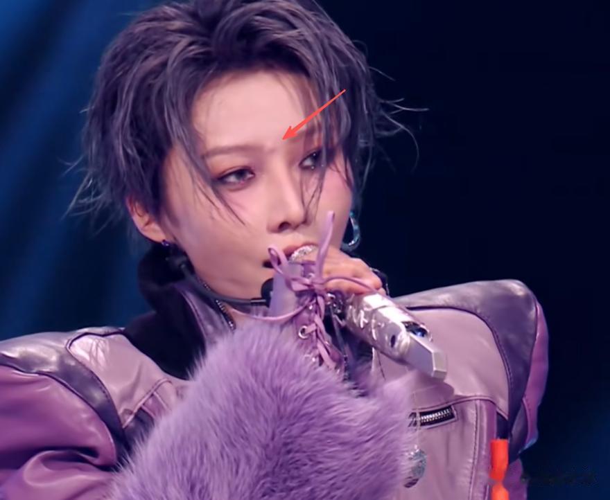 明星跨年夜造型太拉跨：戚薇好像鸡毛掸子，关晓彤又穿错裙子