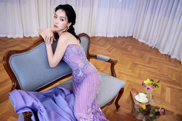 宋茜微博电影之夜出图，穿紫色抹胸长裙勾勒出完美身材，性感火辣