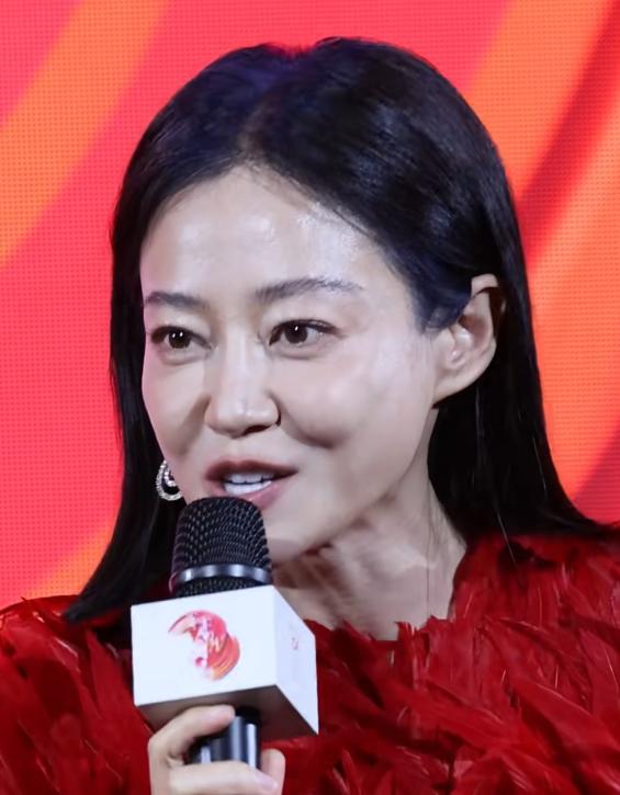 凤凰落地？57岁央视主持人上海参加活动，脸肿皱纹多，假发套抢镜