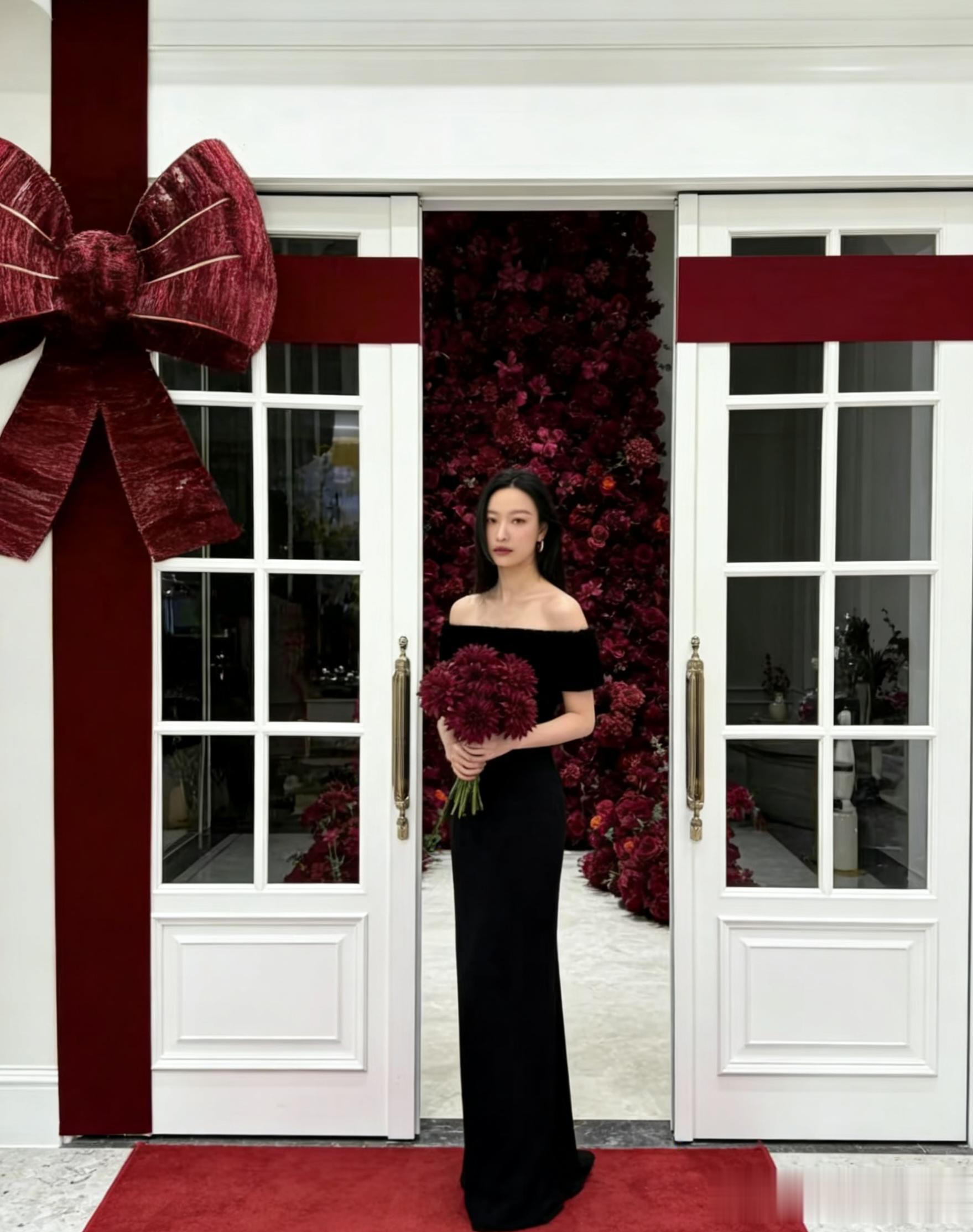 倪妮太豪！在北京家里过圣诞，意外曝光内景，难怪她看不上冯绍峰