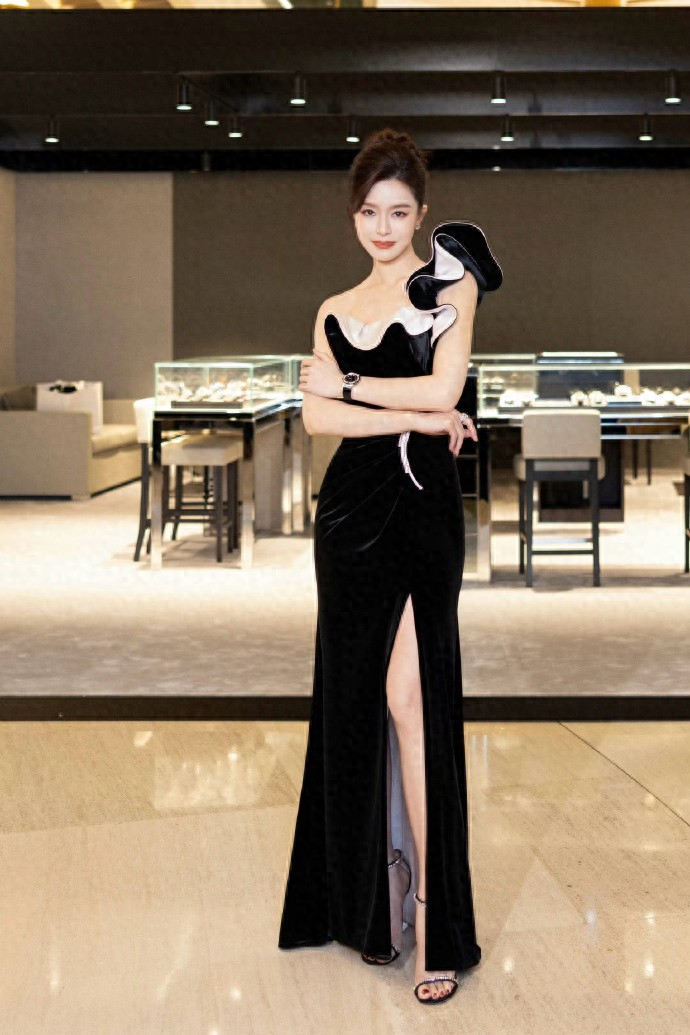 文咏珊产后俩月这款穿搭美出圈，身材恢复秘诀藏哪了？