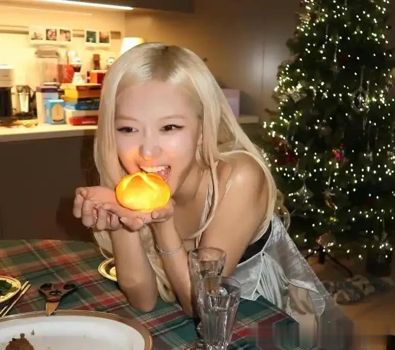 朴彩英rose欧美圈儿穿搭找到“舒适区”！圣诞节穿搭，不输Lisa！