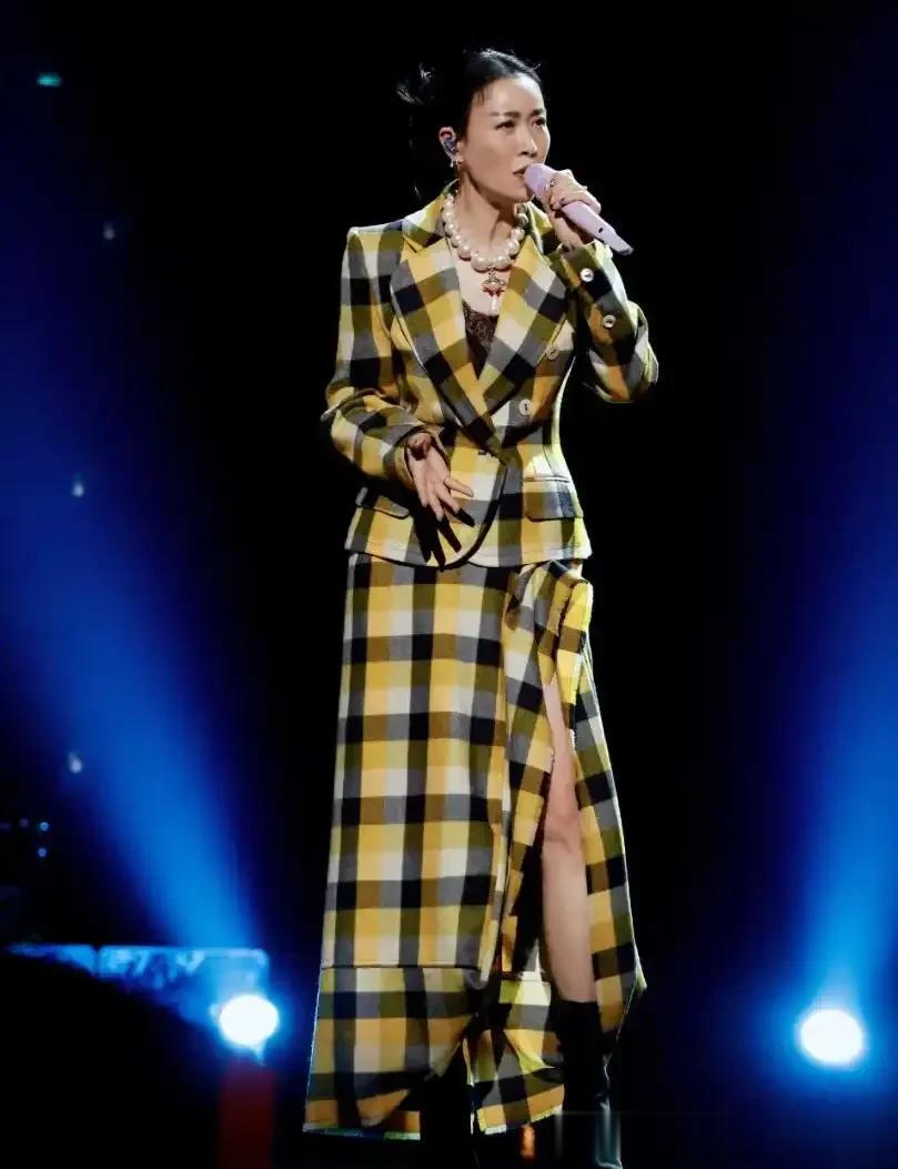 57岁那英穿格纹裙真养眼，佩戴大串珍珠项链，配色亮眼真的显高级