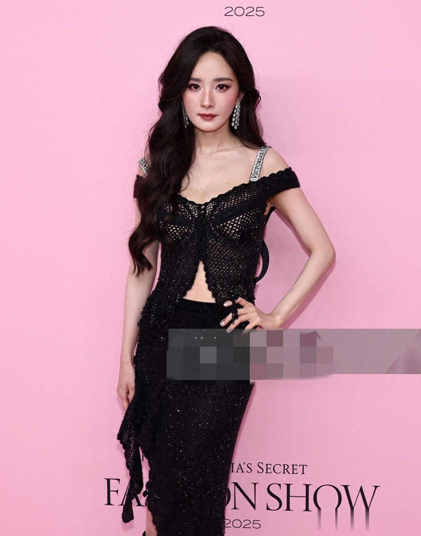 杨幂亮相维密大秀，黑色镂空裙装搭配长筒皮靴，冷艳飒爽女王范