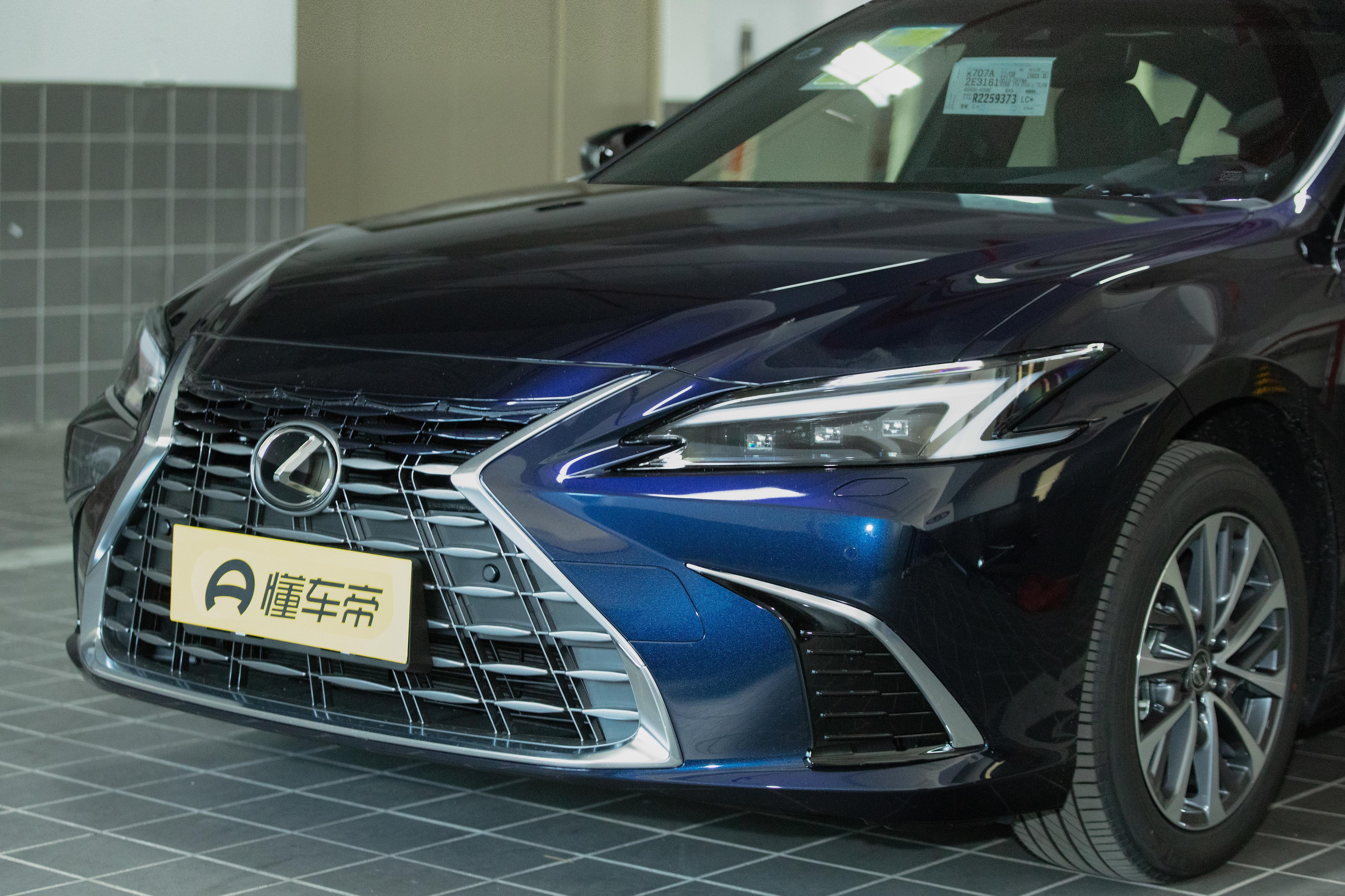 雷克萨斯 ES 和 进口皇冠 Sedan怎么选？看完精准锁定适配款 对比分析