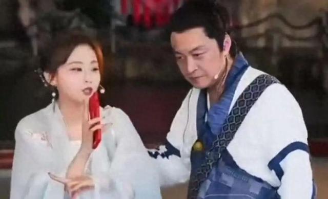 太心疼!63岁马景涛直播晕倒,后脑着地,眼神迷离,现场混乱停播