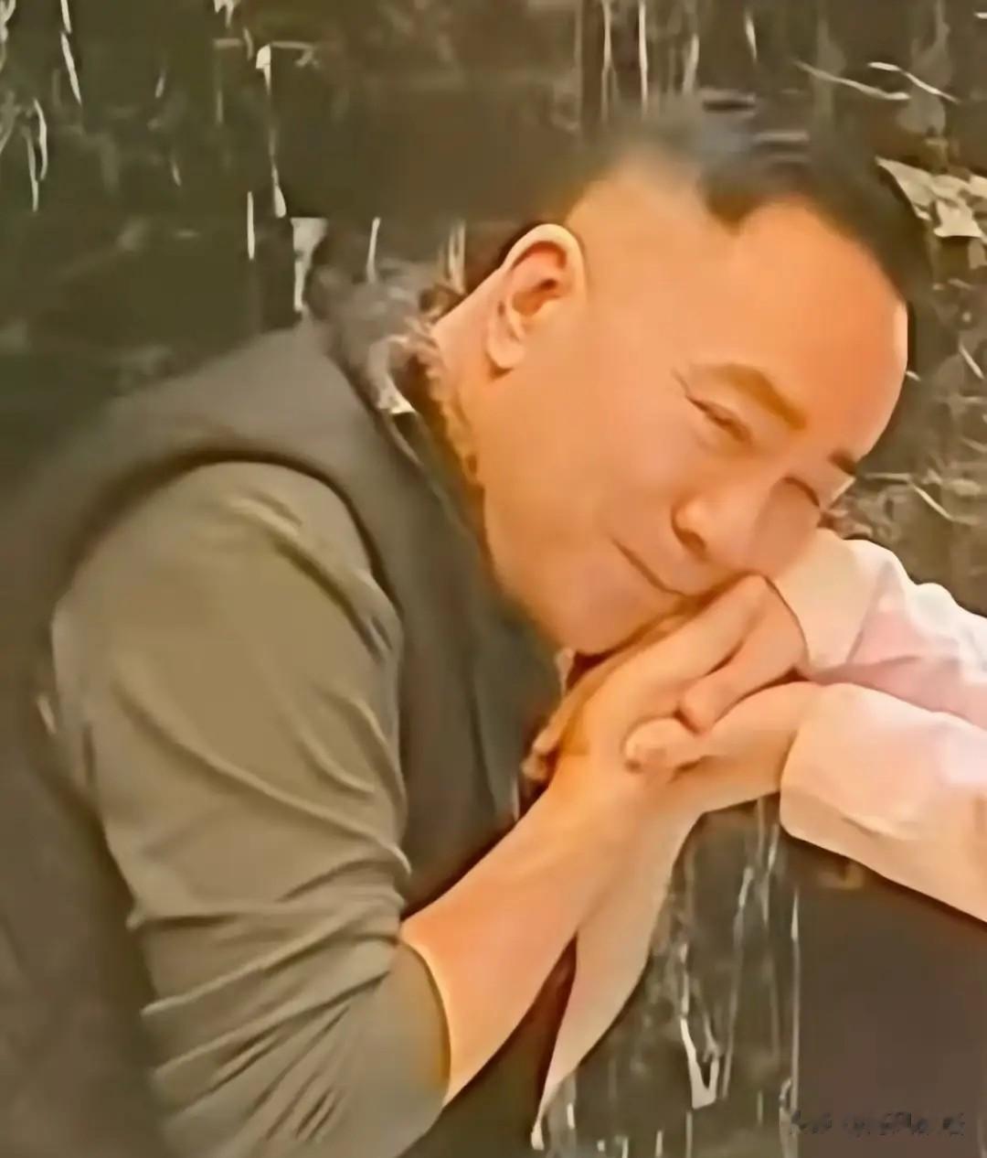 63岁杨议收美女徒弟，牵手贴脸还送吊坠，这是传承还是博眼球