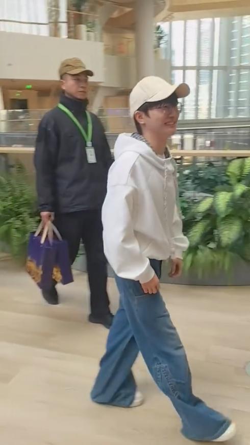 张艺谋周深线下被偶遇，一个穿厚底鞋装嫩，一个满脸笑像小学生