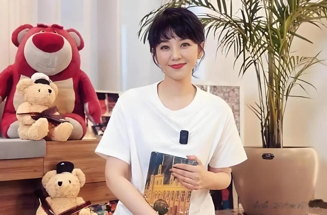 51岁方琼走路上班，穿百元羽绒服，鞋底直接断开，大雪天很狼狈！