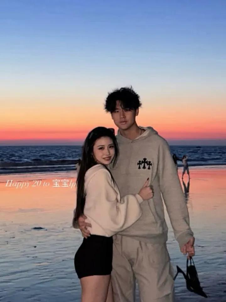 汪峰全家热恋中!女儿晒男友照、亲妈官宣姐弟恋,老爸牵着森林北