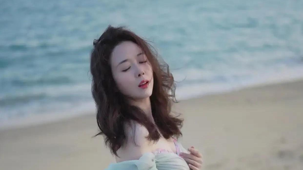 颜丹晨——性感妩媚，多姿多彩，时尚俏丽！