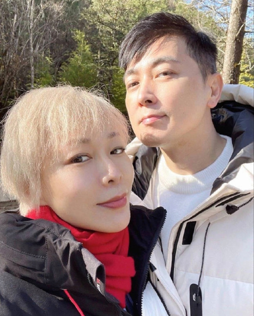 黄慧颐回应与保剑锋10年恋情，一度泪洒直播间，男方评论区沦陷