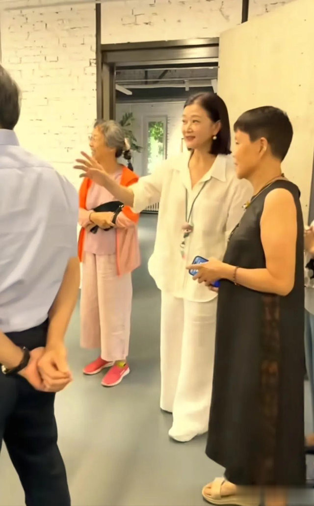 58岁宋祖英罕见露面，短发造型惊艳，皮肤光泽Q弹，岁月不败美人