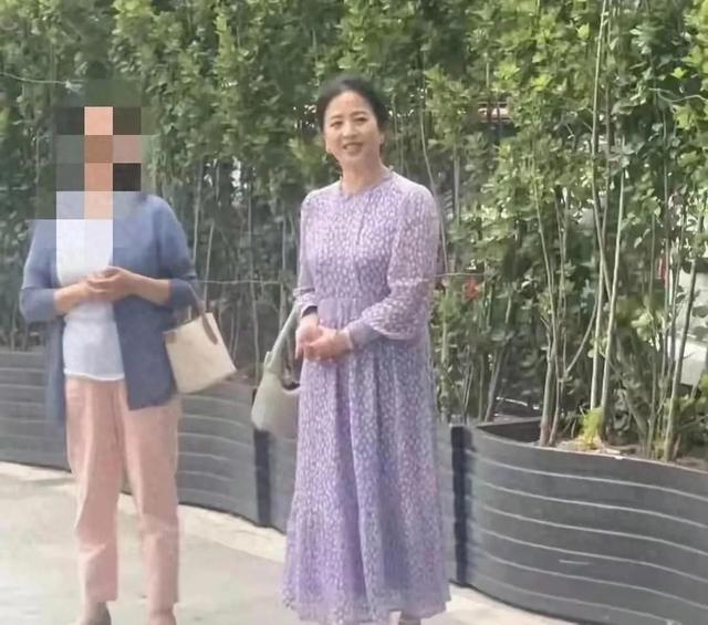 65岁刘亦菲妈妈被路人拍到,笑着打招呼,这状态哪像老太太呀?