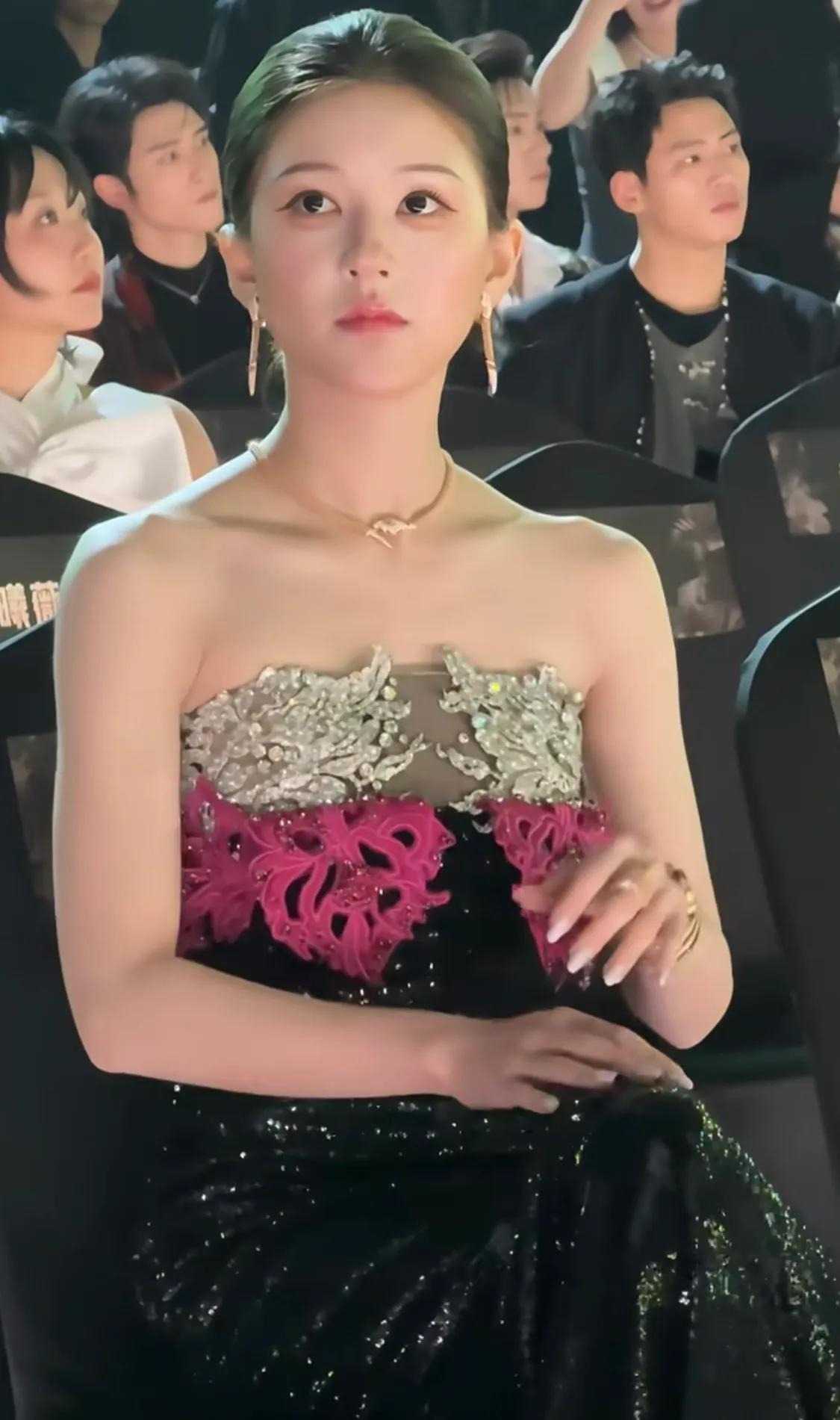 赵露思压轴走红毯,全球唯一的一套高珠给她戴了,刘亦菲失宠了