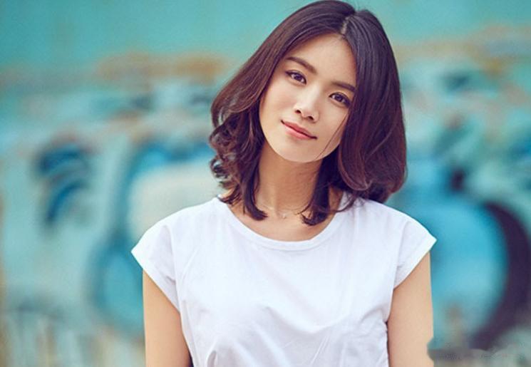 陈思诚爱她，王凯陪伴着她，41岁的她活成了人人羡慕的大女主！