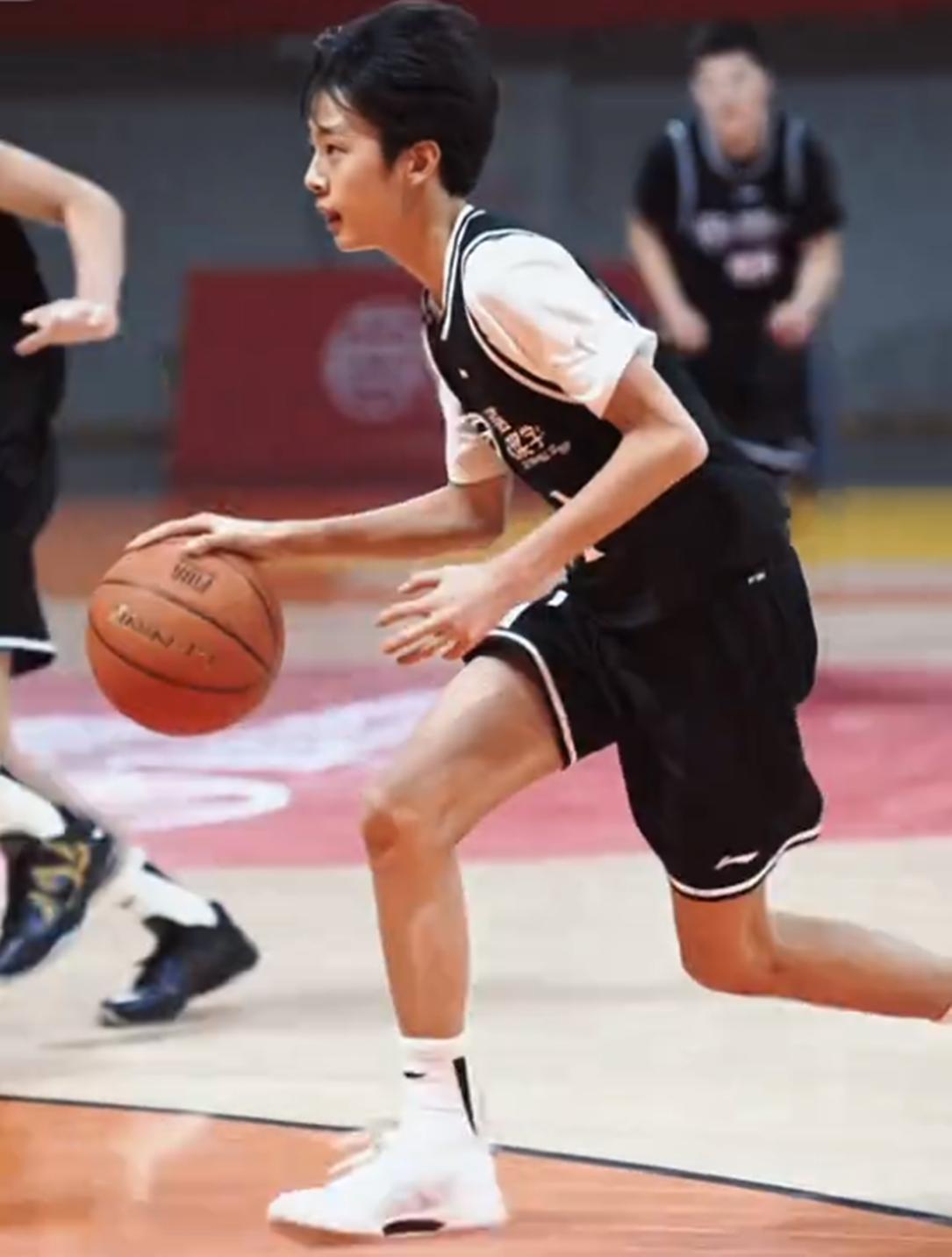 孙俪儿子打篮球照帅出圈，颜值高还很阳光，四肢好长能长到190