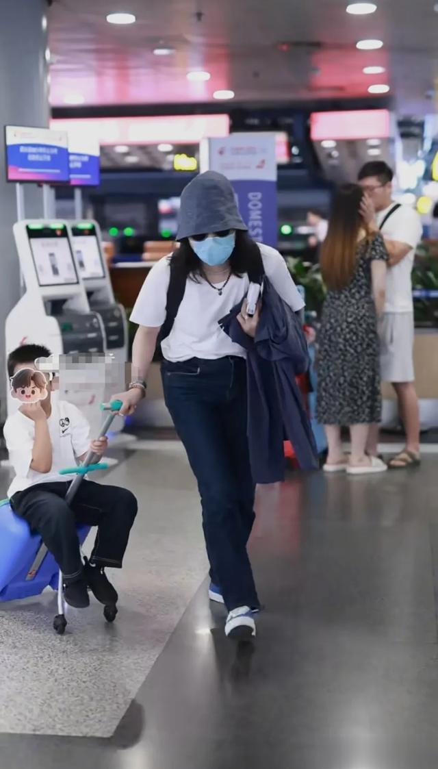 白百何小儿子首曝光,小朋友古灵精怪好可爱,元宝弟弟都这么大了