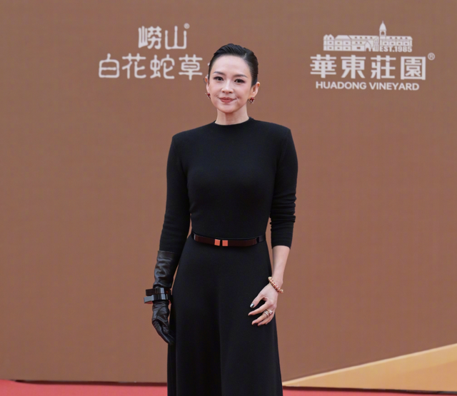 华表奖这晚，座次暴露江湖地位，成龙陈凯歌坐一边，C位雷打不动