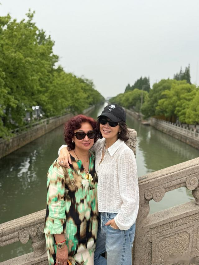 刘嘉玲分享同学会照片:回苏州庆祝我们的60岁生日!合影状态超年轻