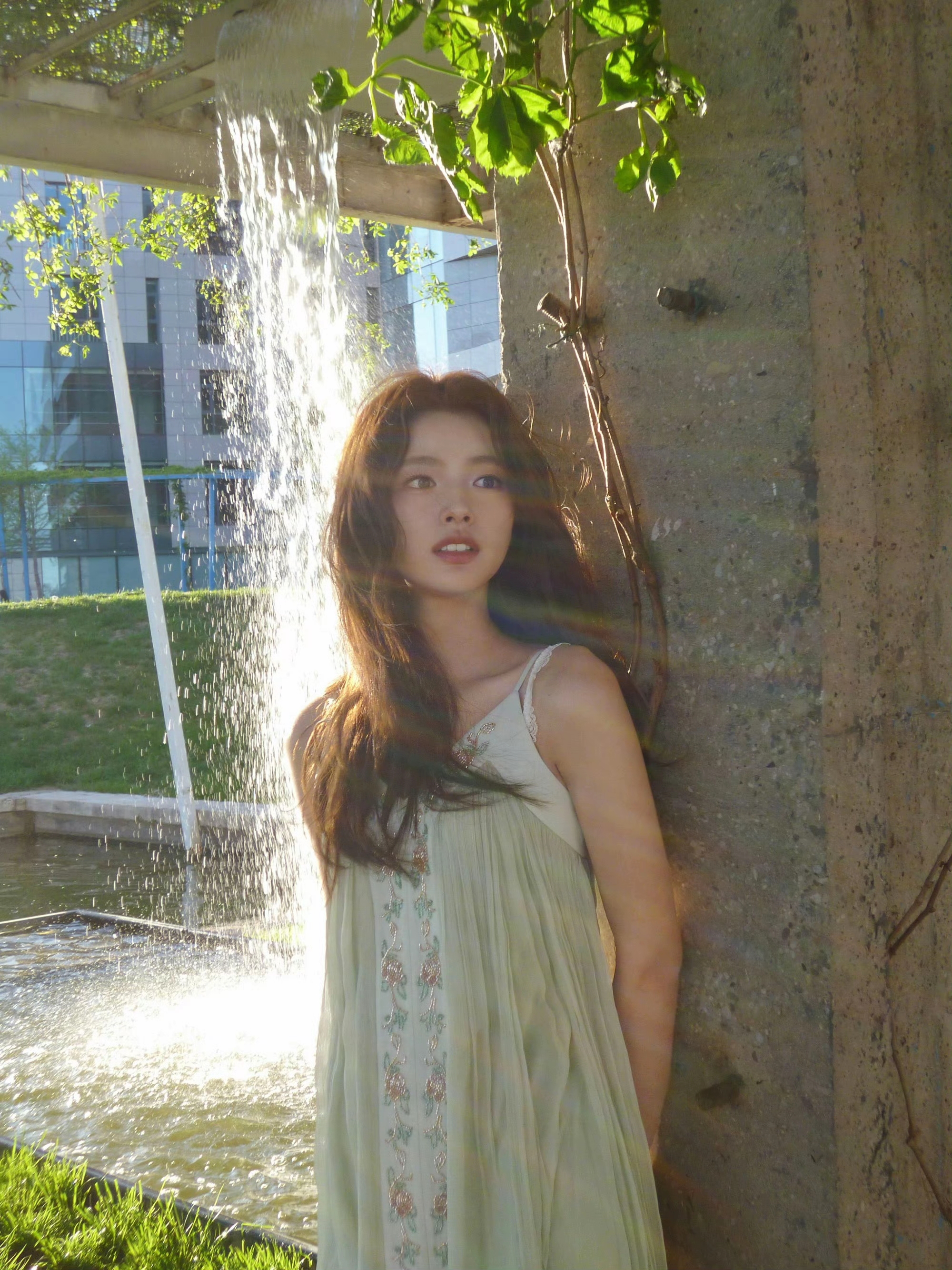 徐若晗晒日常照 身穿绿裙氧气感十足 清新又明媚