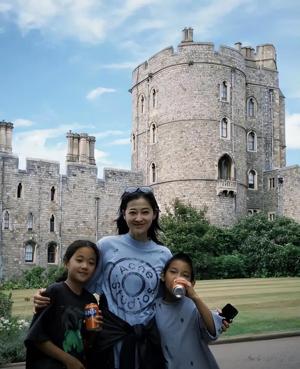 原来他们是梅婷的公婆，待儿媳如亲生女儿，老两口把孙女宠成宝！