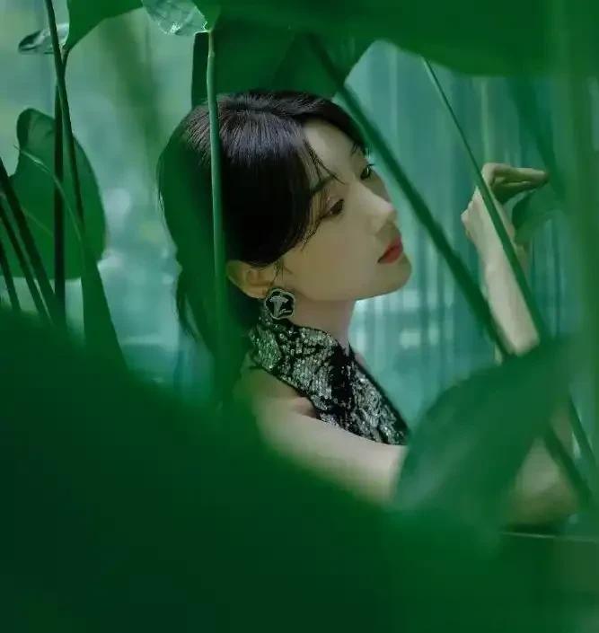 被毛晓彤3套黑色长裙美到!大秀肩颈线条,尤其新中式长裙绝美!