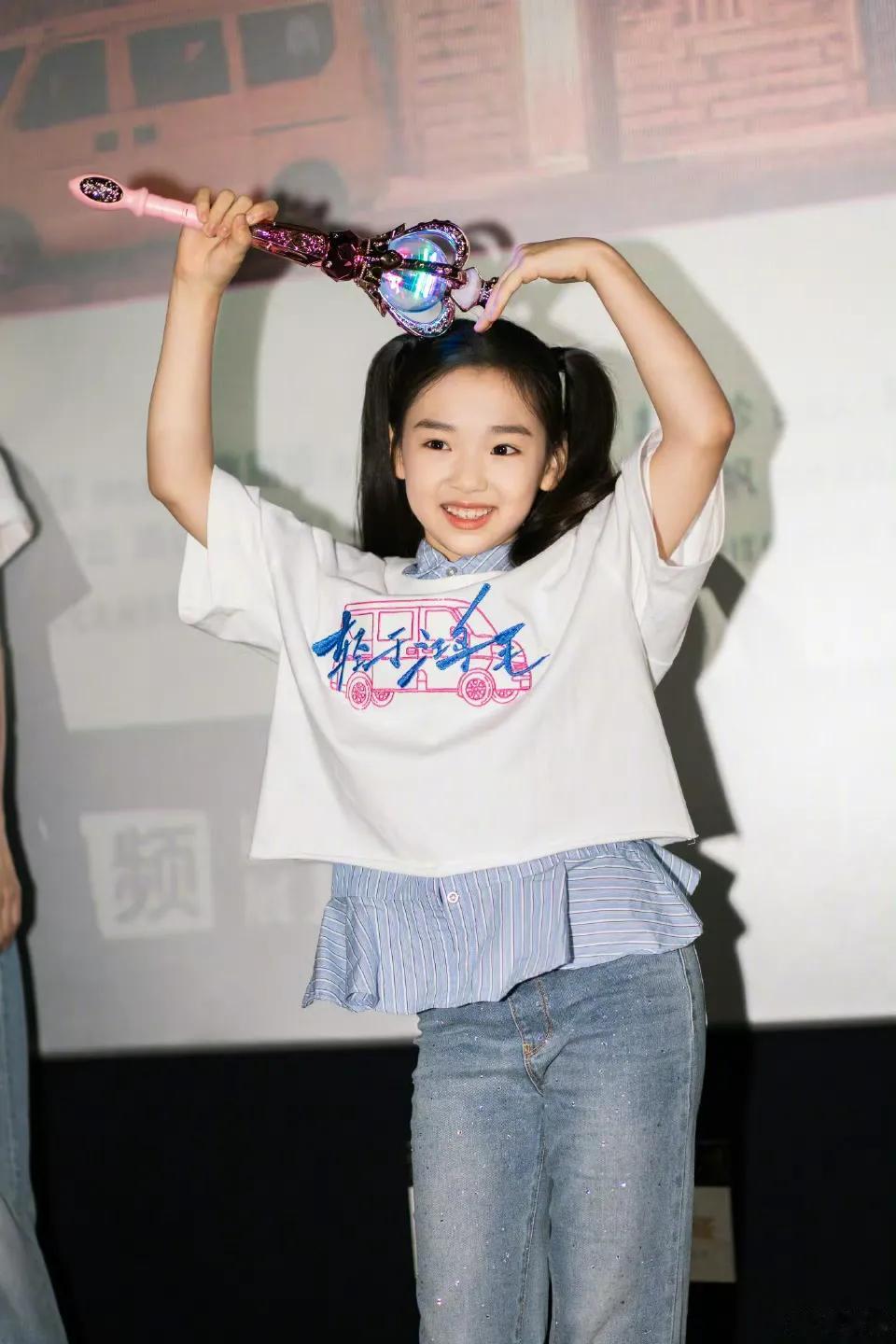 佟丽娅儿子看电影首映,9岁朵朵口条太好,不站妈妈站好友小酒窝