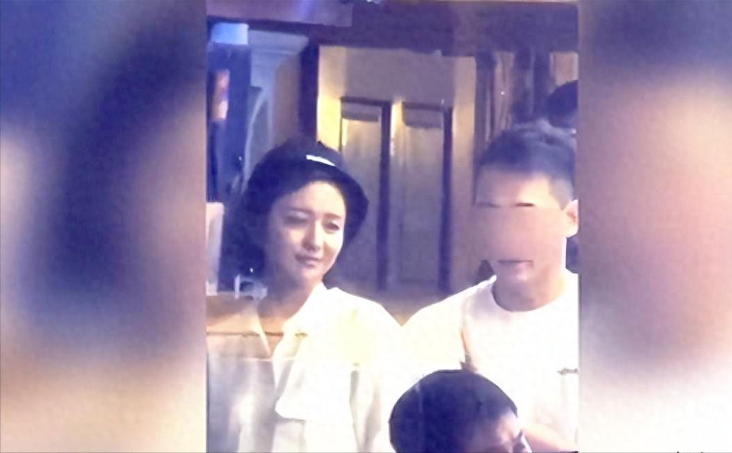 佟丽娅深夜牵手小鲜肉被拍，42岁恋情曝光，丫丫看镜头立马甩开手