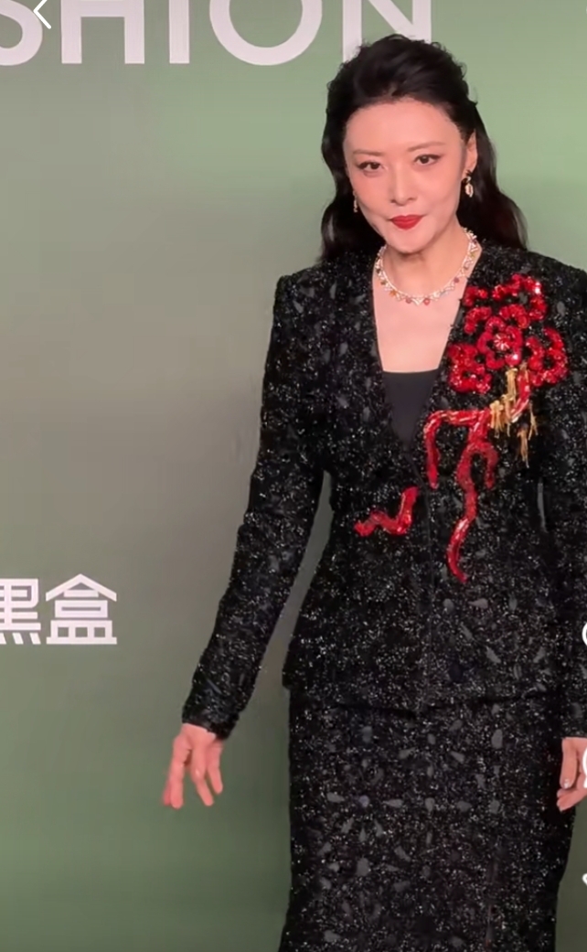 周涛亮相时尚活动,黑裙红饰配优雅卷发,气质华贵又漂亮