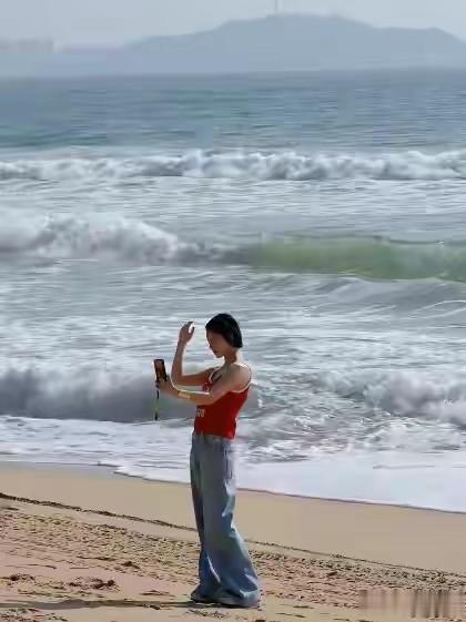 杜淳一家三亚度假超温馨，贴脸照甜度拉满，小蛋饺海边撒欢太可爱