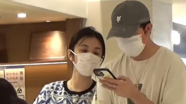 王晓晨俞灏明甜蜜外出，王晓晨像黏人小媳妇，两人恩爱逛街曝光