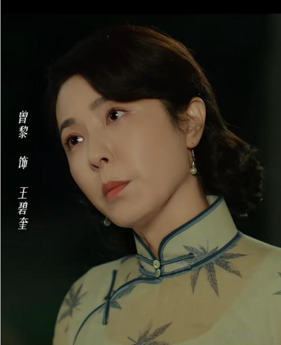 曾黎分不清茴香和胡萝卜苗,买菜带着剪刀,素颜下脸不僵硬但松弛