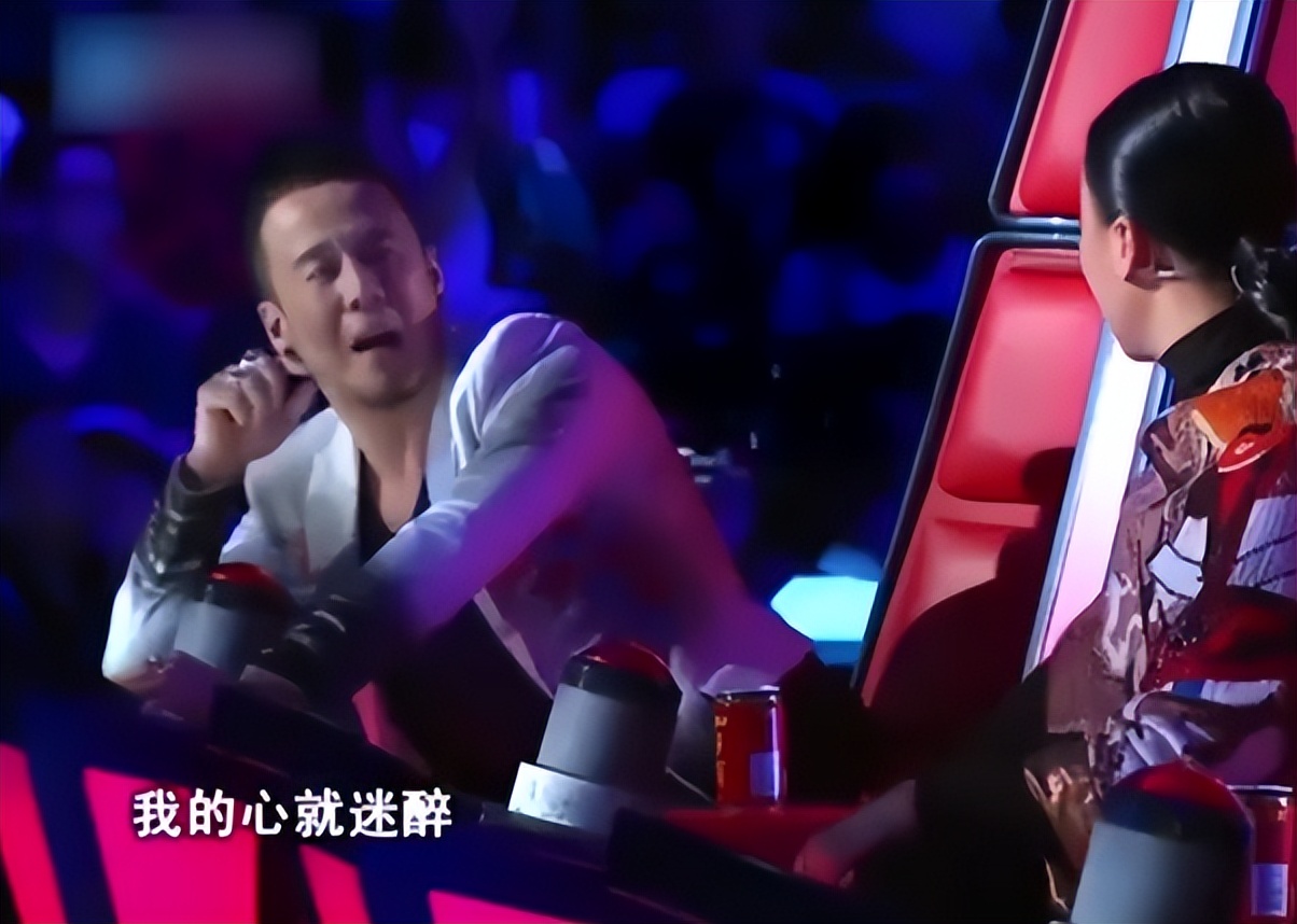 新华社45字评周深春晚表现，不提歌技却一针见血，戳中年歌迷心坎