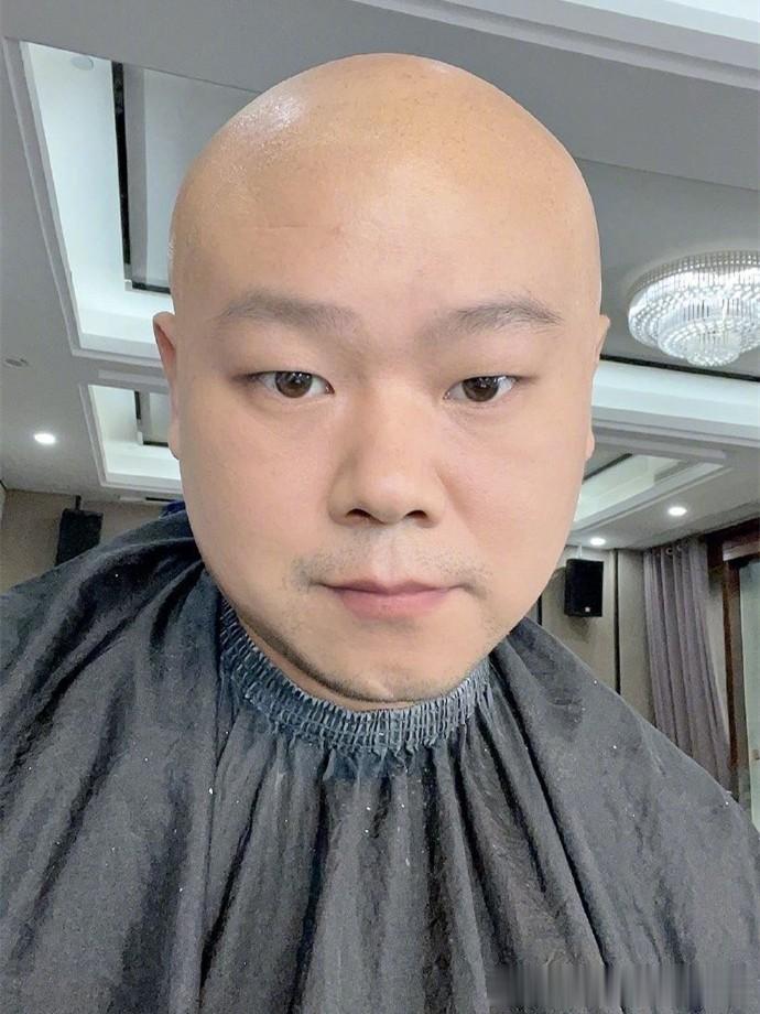 德云社岳云鹏被偶遇，大合影照被晒，也剃了光头，网友：都跑不掉