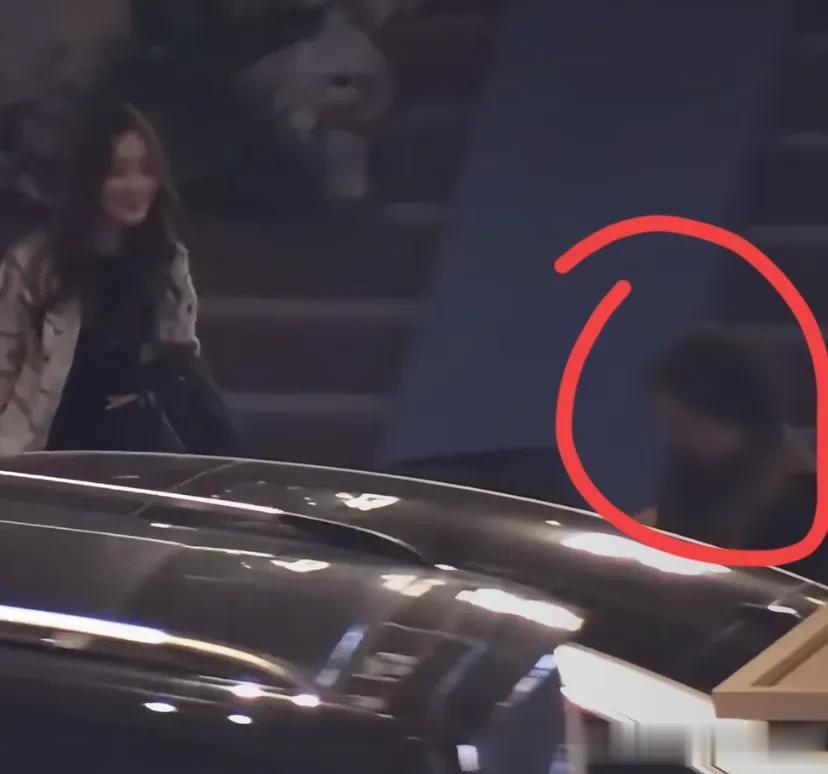 杨颖最新路透图，带孩子和黄晓明妈妈聚餐，36岁了依然很有少女感