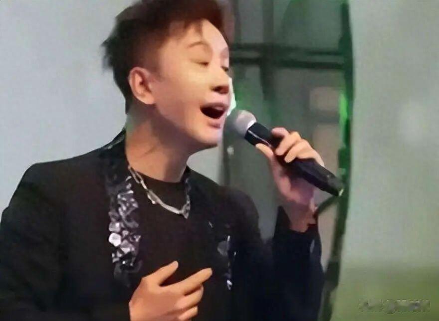 8 次上春晚,作死被捕入狱,55 岁卖唱维生,昔日老搭档也断了联系