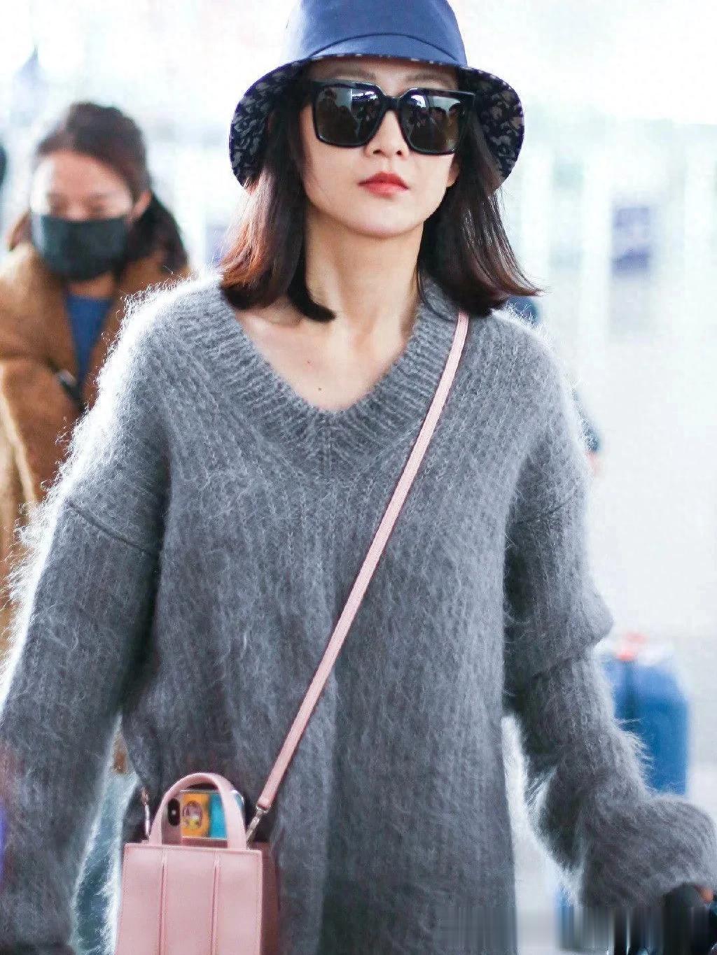 王鸥当妈后气质大变!穿宽大毛衣配高筒长靴,简约又高级!