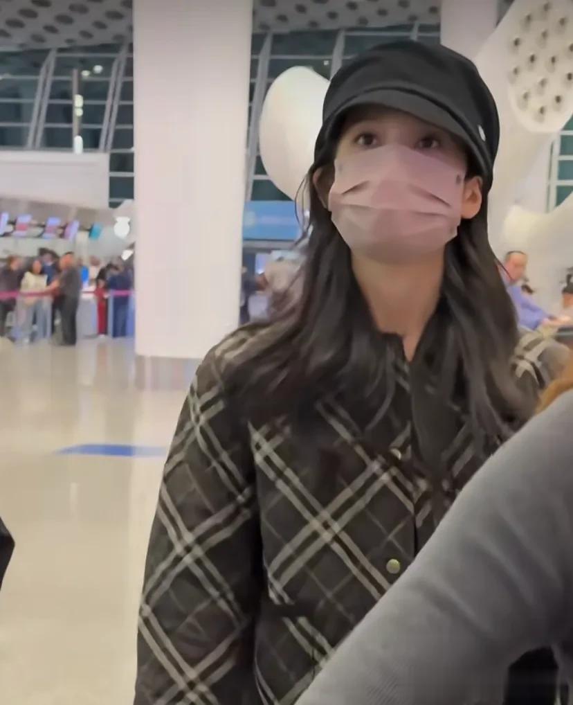 张婧仪拍戏路透图，穿搭老土显的膀大腰圆的，完全不像偶像剧女主