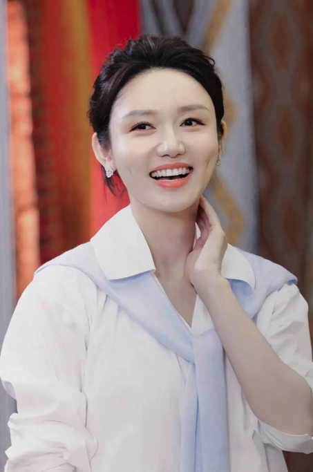 央视主持龙洋三亚穿搭，35岁还是这么美，笑起来还有酒窝