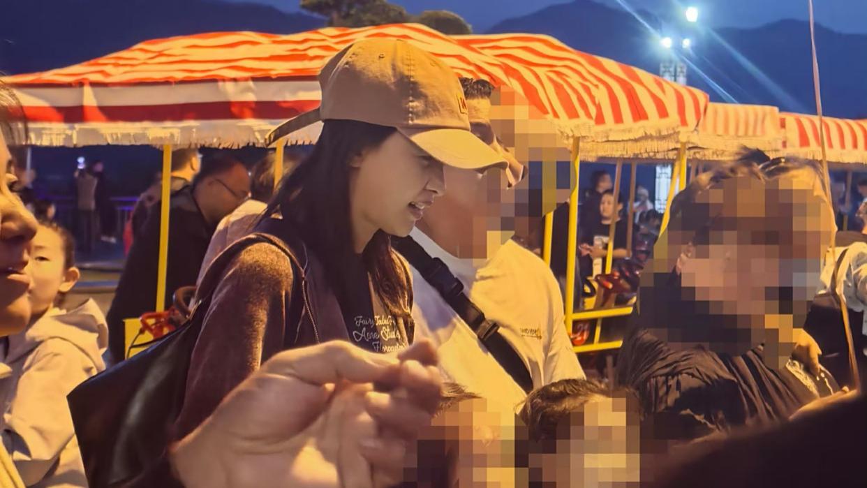 孙怡国庆节带女儿回老家，排队为大福买气球，素颜露面状态超好