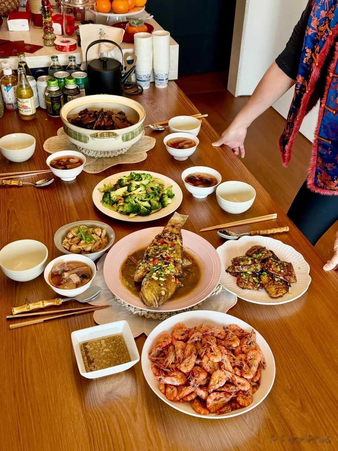 杨采钰新年全家福，婆婆首出镜面相有点凶，张向荣搂她肩膀很护妻