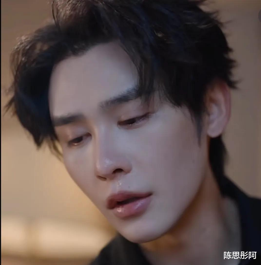 短剧霸总申浩男直播卖惨引公愤